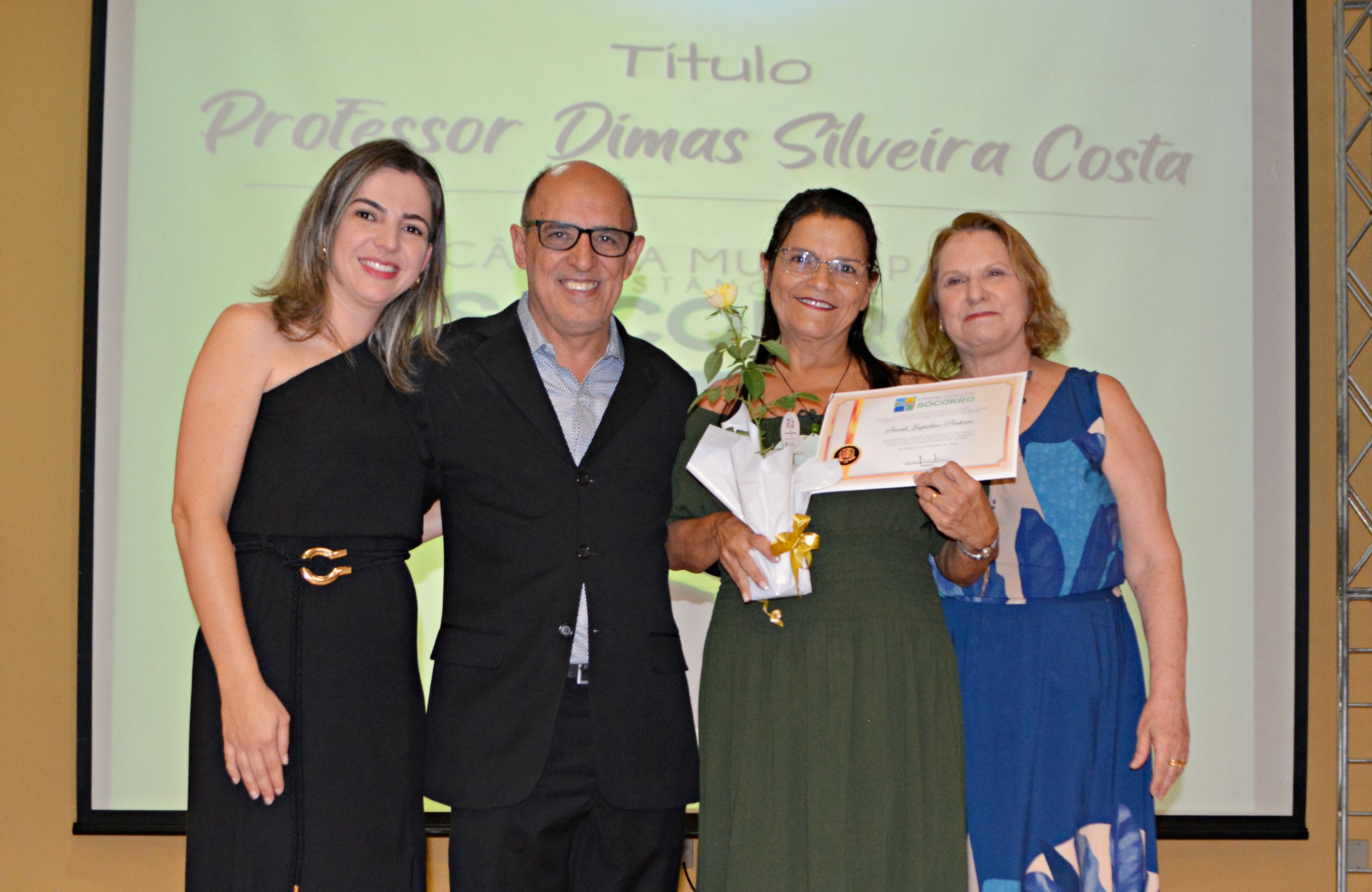 Câmara Municipal homenageia professores que se destacaram no exercício da profissão neste ano letivo