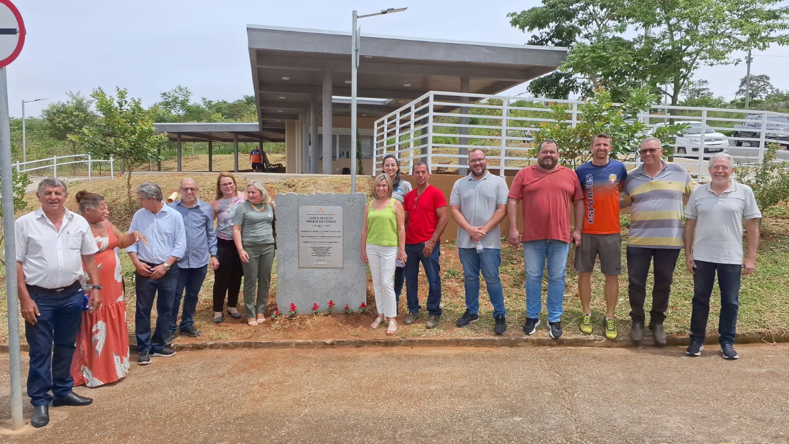 Presidente e vereadores participam da inauguração do Café e Deck no Parque da Cidade.